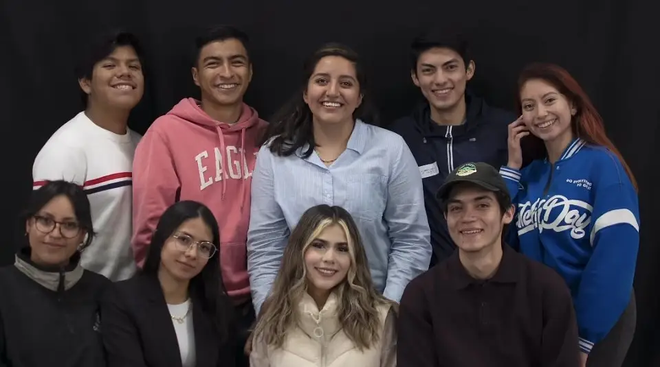 Sofía Alanis con sus compañeros de carrera