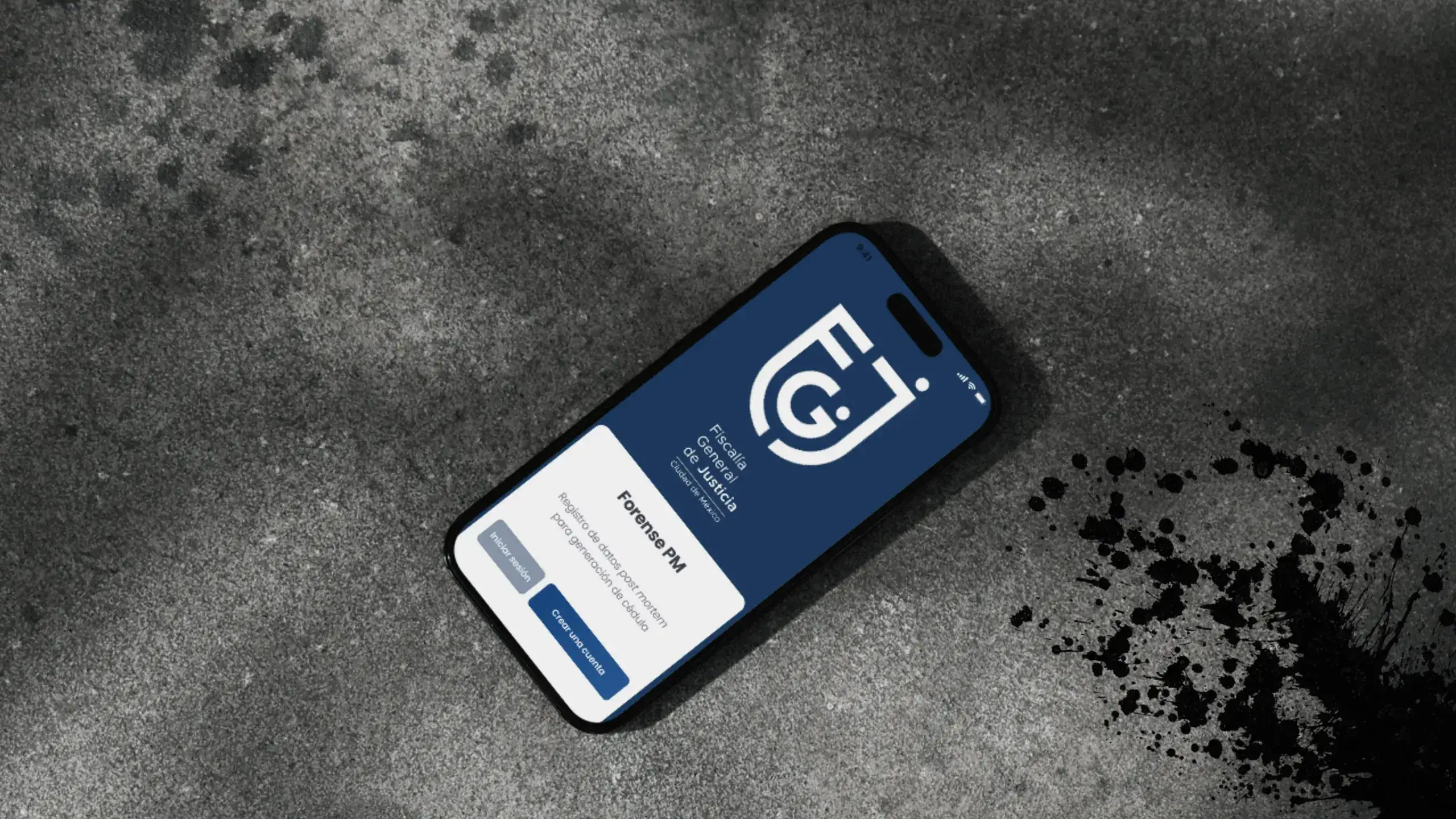 Aplicación Forense PM en un teléfono sobre el piso de concreto