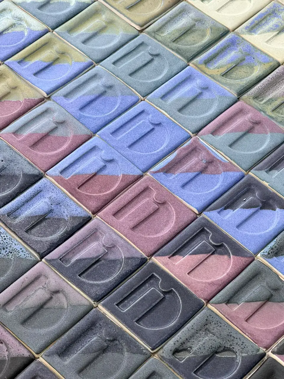 Piezas de cerámica que demuestran el catálogo de esmaltados disponibles en el CIDI